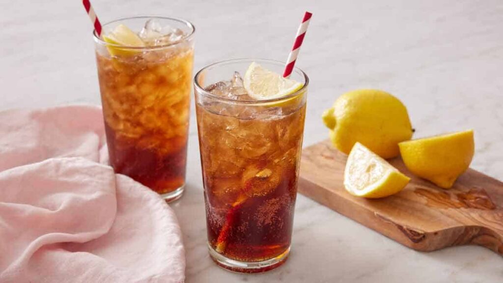 Long Island Iced Tea cocktail with lemon wedge