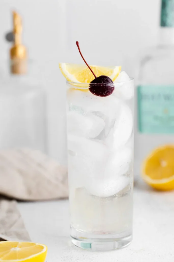 Tom Collins cocktail served in a tall Collins glass with lemon garnish