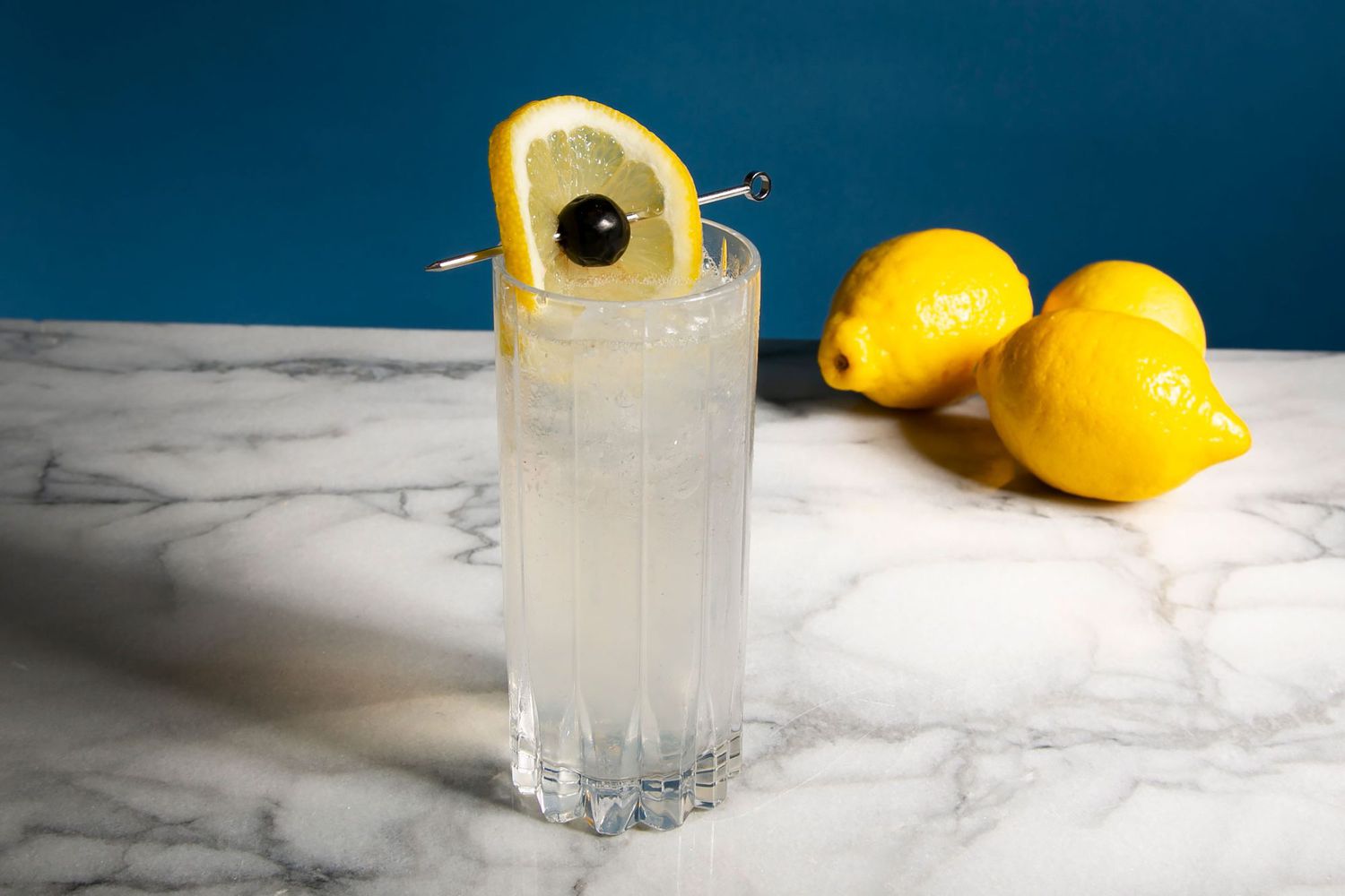 Tom Collins cocktail served in a tall Collins glass with lemon garnish