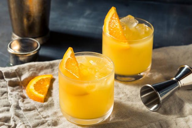 Screwdriver cocktail with orange slice garnish